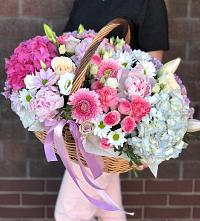 Композиция солнечный день в Чое Цветочная композиция из Розы, Хризантемы, Пионы и Лизиантусы в корзине в Чое