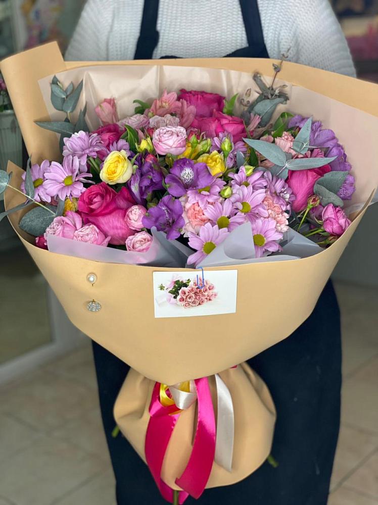 Букет вдохновленный любовью в Чое Букет цветов из: Хризантемы, Гвоздики и Альстромерии в Чое