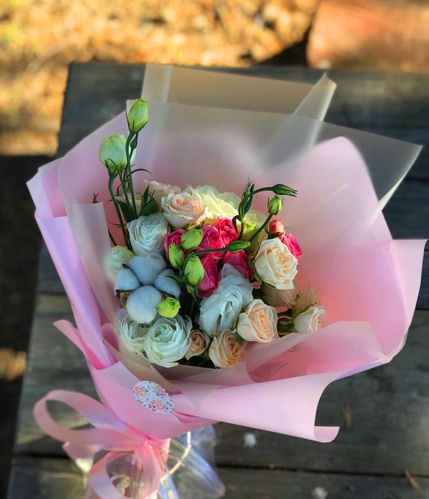 Букет цветочный коктейль в Чое Букет цветов из: Розы и Лизиантусы в Чое