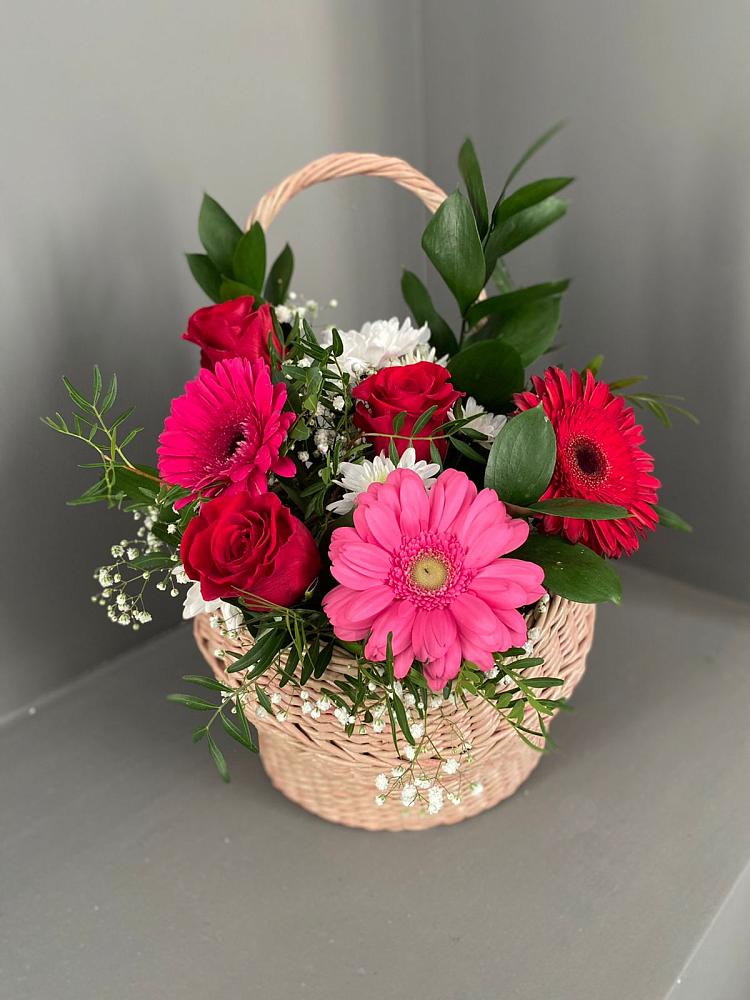 Композиция радостное событие в Чое Цветочная композиция из Розы, Хризантемы и Герберы в корзине в Чое